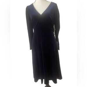 Eliza J dark blue velvet midi evening dress sz12
V-neck long sleeves fully lined